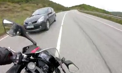 Lüks araç ile motosikletlinin yarışında korkunç an