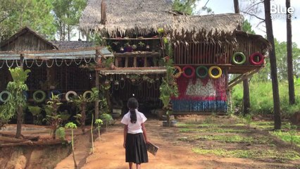 Au Cambodge, des élèves collectent des déchets pour construire leur école