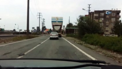 Azami yükseklik sınırını aşan tır, trafik lambasını böyle kırdı