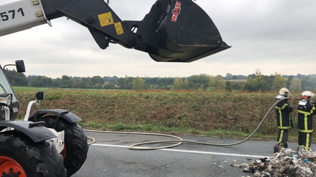 Les déchets en feu, après l’incendie d’un poids lourd