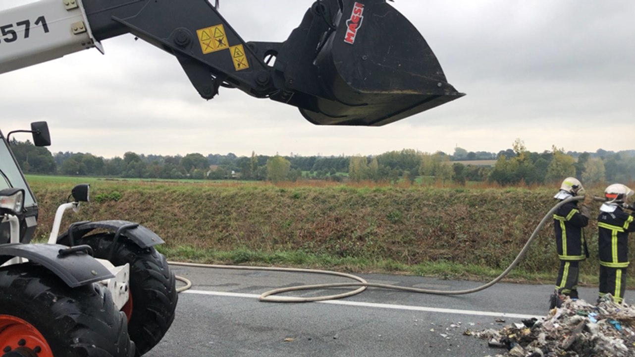 Les déchets en feu, après l’incendie d’un poids lourd