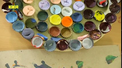 ENE MENE BU - 1460. Yeganeh bastelt mit Kronkorken | Mehr auf KiKA.de