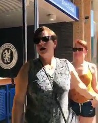 Chelsea'ye transfer olan oğlunun formasını kulüp mağazasında gören anne.