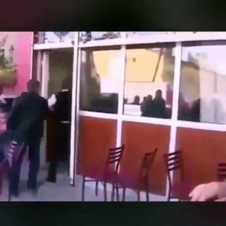 Kurtlar vadisinde en sevdiğim sahnelerden biridir cerrahpaşa kahve baskını.