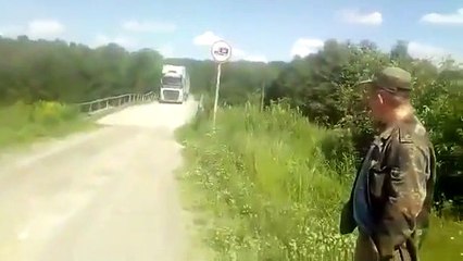 Download Video: Ce conducteur de camion emprunte un pont interdit aux camions ! Mauvaise idée