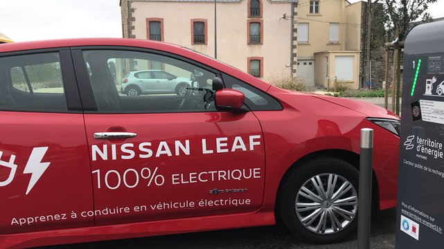Dans cette auto-école, on apprend à conduire avec une voiture électrique