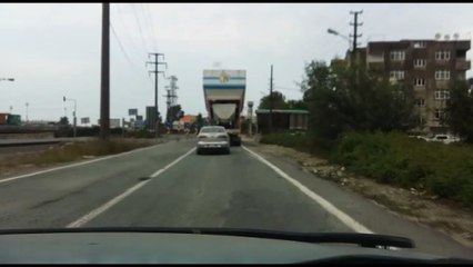 Yükseklik sınırını aşarak trafik lambasına takıldı