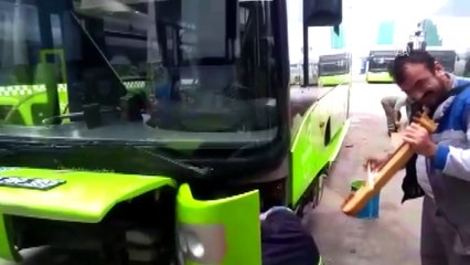 Kemençe eşliğinde otobüs bakımı - KOCAELİ