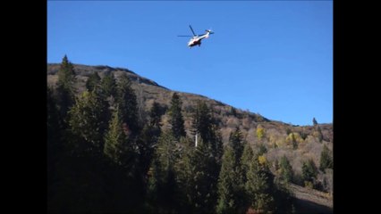 Super Puma à Châtel pour acheminer trois pylônes du télésiège de Pierre-Longue