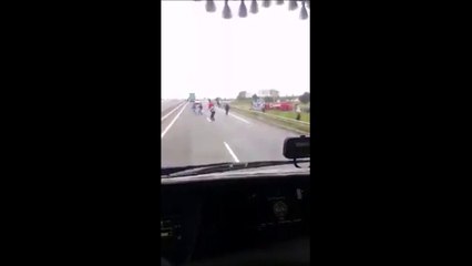 Tải video: Des migrants sur la voie rapide agressent les camions !