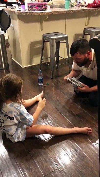 Une petite fille pense qu'elle va poignarder son père...lol