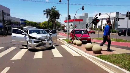 Carro atinge poste em forte colisão no Bairro São Cristóvão