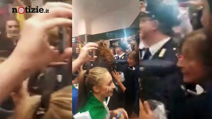 Accoglienza clamorosa per l'italvolley femminile in aeroporto | Notizie.it