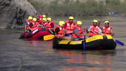 Tarihi ilçede, Vali ile ile birlikte Arap turistler rafting yaptı
