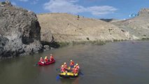 Tarihi İlçede, Vali ile ile Birlikte Arap Turistler Rafting Yaptı