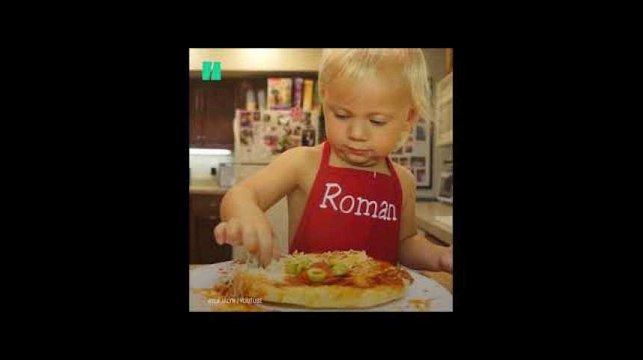 Cet enfant ne sait pas encore faire de phrases mais il sait déjà cuisiner