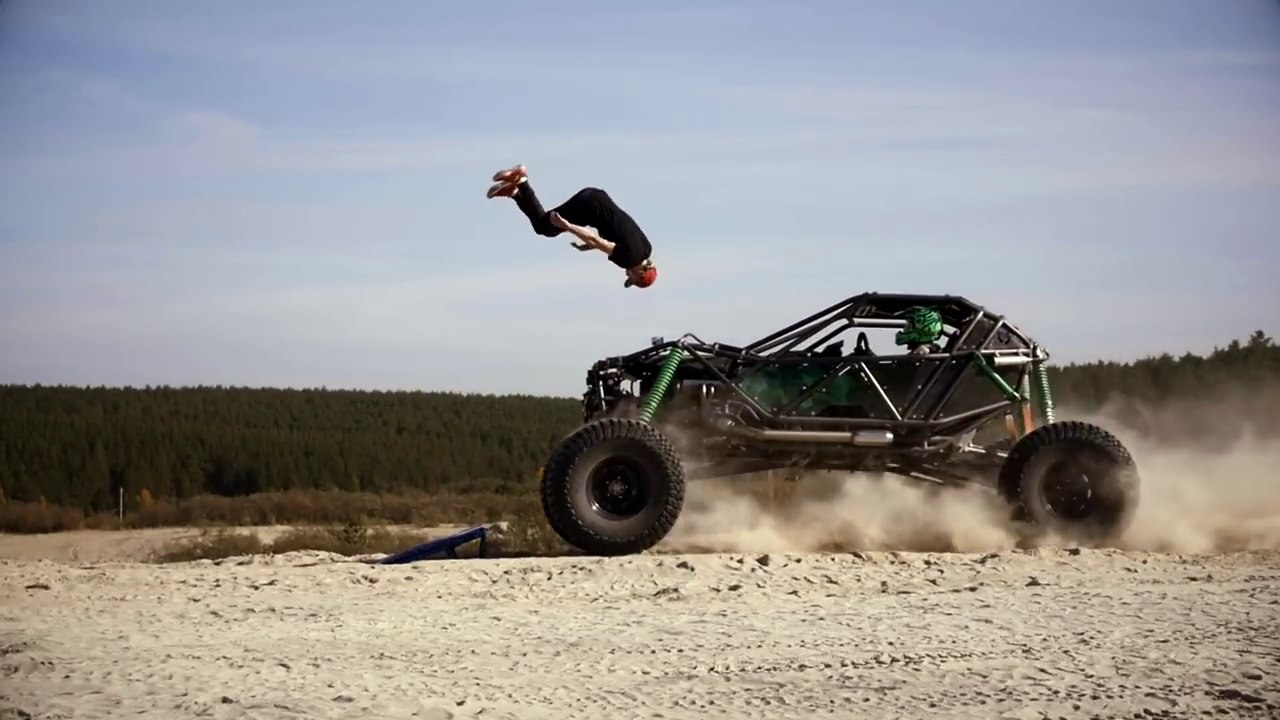 Il saute de face par-dessus un 4x4 élancé à pleine vitesse !