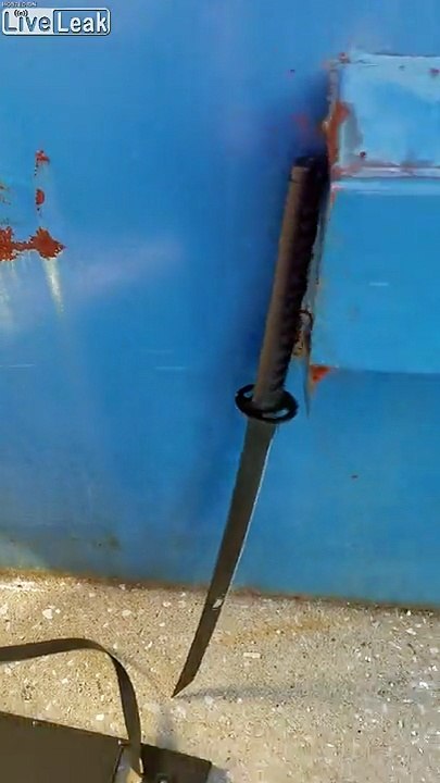 Il détruit ses meubles avec un sabre Katana