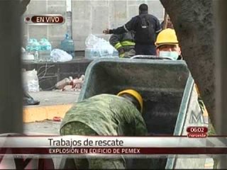 Continúan labores de rescate en edificio de Pemex