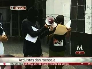 Manifestantes leen pliego petitorio