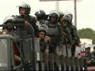 Colocan féretros en Autopista el Sol para exigir justicia por la muerte de dos normalistas