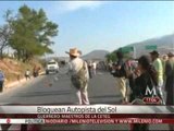 Maestros bloquean Autopista del Sol en ambas direcciones