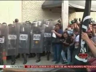 Activistas protestan frente a instalaciones de Televisa