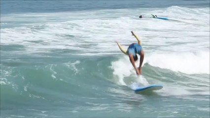 Salto arrière sur une planche de surf !