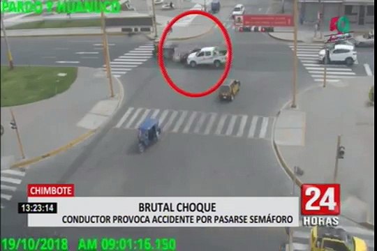 Chimbote: mujer resulta gravemente herida tras choque entre motocarga y auto