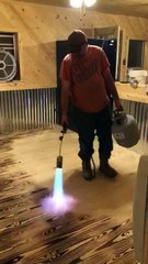 Technique Shou-Sugi-Ban sur du parquet