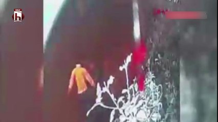 Kadıköy'de önüne geleni bıçakladı: İşte o anlar