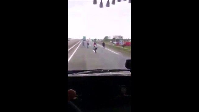 Des migrants sur une voie rapide agressent les routiers en leur jetant des plots de chantier