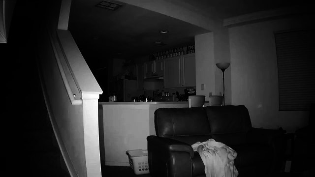 Ils visionnent les images de la caméra de surveillance du salon et regardez ce qu'ils découvrent sur leur enfant