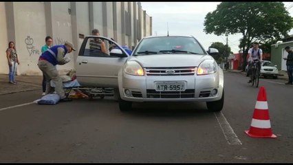 Idosa fica ferida em colisão entre carros