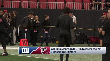 Eli Manning talks with brother Peyton on field before Giants-Falcons