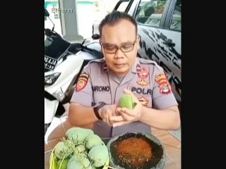 Ngidam mangga muda Nih Pak Polisi