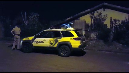 Homem ameaça mãe e companheira com marreta