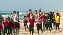 Nadadores gazatíes se entrenan en aguas turbulentas