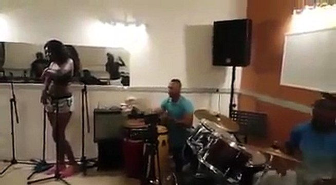 Ordinateur depuis Paris danse au rythme de #SAUVAGE. La magie si tu n'as pas encore le son voici le lien vas télécharger et abonnes toi à la chaîne YouTube pour