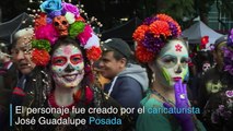 Mexicanos desfilan como 'Catrinas' antes del Día de los Muertos