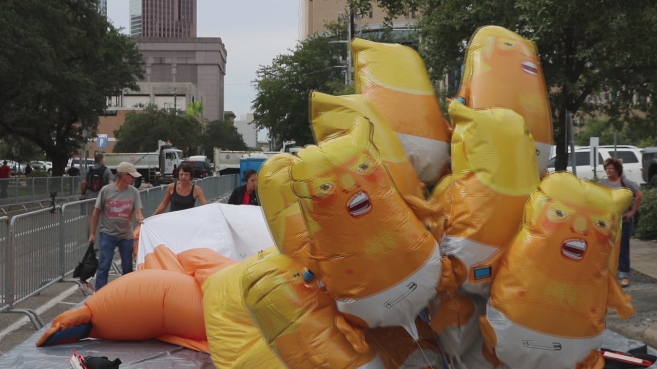 Un "bebé" Trump desata tensión entre partidarios y detractores del presidente