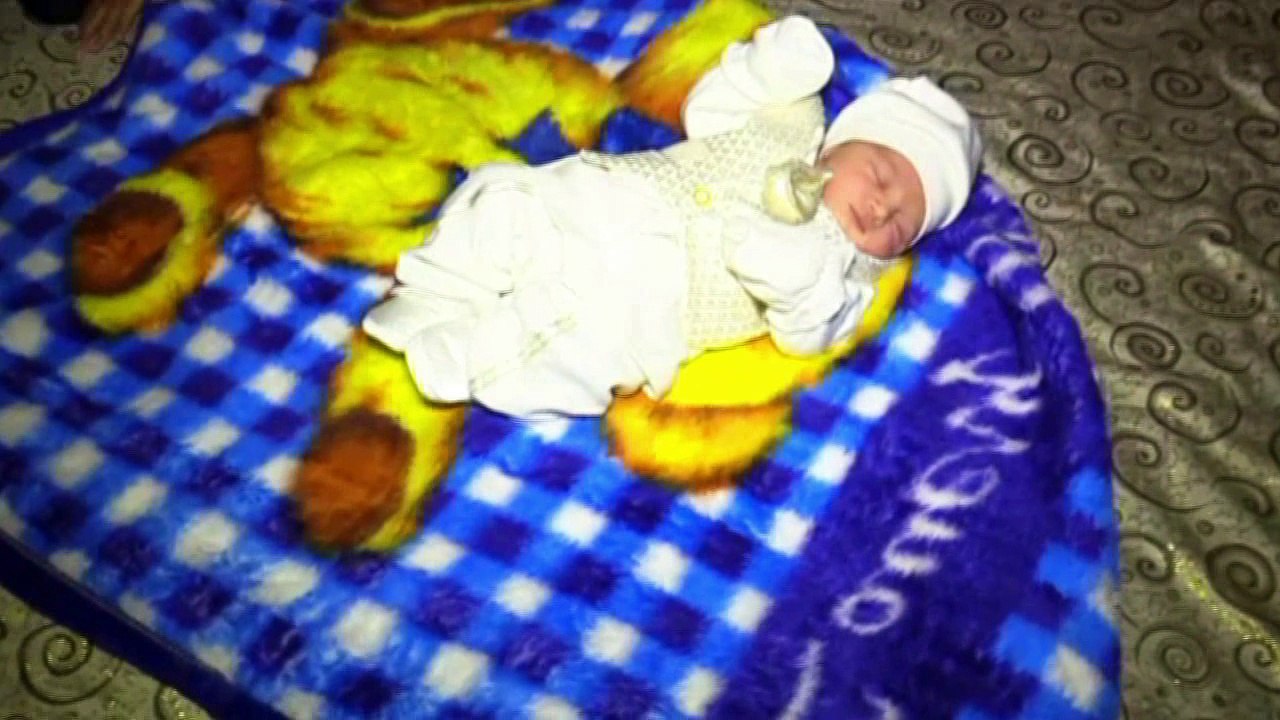 Baby care - How To Bathe Your Baby. How to feed a baby - Newborn baby - Mom and baby tutorial videos: 15