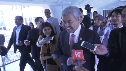 Zahid shrugs off Dr M’s comments against Umno