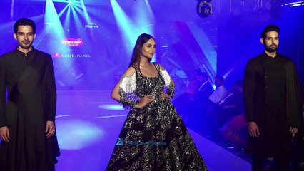 Akshay Kumar's Ramp Walk For Everready Battery 25 Years Of GIVE ME RED - Bollywood Munch