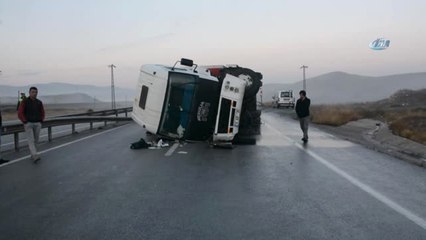 Kontrolden Çıkan Eşya Yüklü Kamyon Devrildi