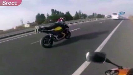 Motosiklette şınav çeken maganda kamerada