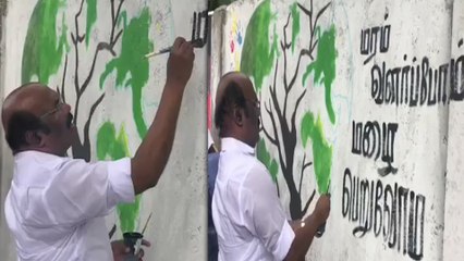 சுவரில் அழகாய் எழுதும் அமைச்சர் ஜெயக்குமார்- வீடியோ