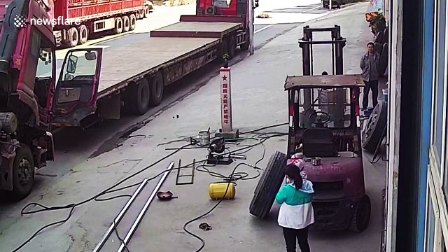 Inflating tire explodes, knocks mother and child to the ground in central Chinese province