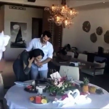 على حزيرة رومانسية.. هكذا احتفل مراد يلدريم بعيد ميلاد زوجته