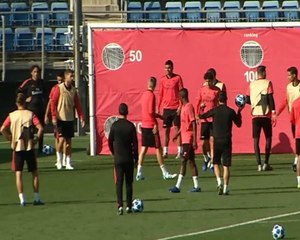 لقطة: كرة قدم: راموس الغاضب يركل اليافعين بالكرة خلال التدريب